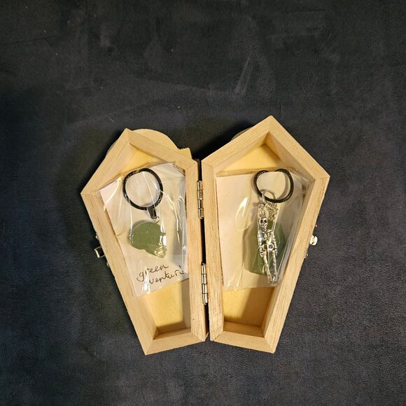 Green aventurine skull & coffin, + skeleton, gemstone pendants, jewelry box - Picture 1 of 9